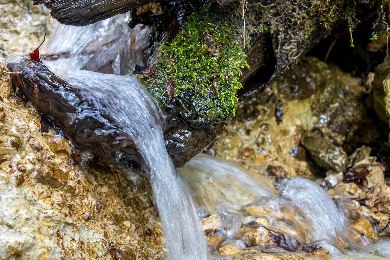 Вода в подземных реках и озерах. Подземные воды. Источник воды водопад. Подземные воды реки. Сток подземных вод.