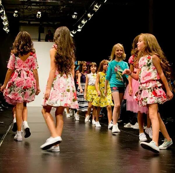 Kids fashion show. Детская неделя моды. Kids fashion show. Показ детской одежды. Desfile infantil модели.