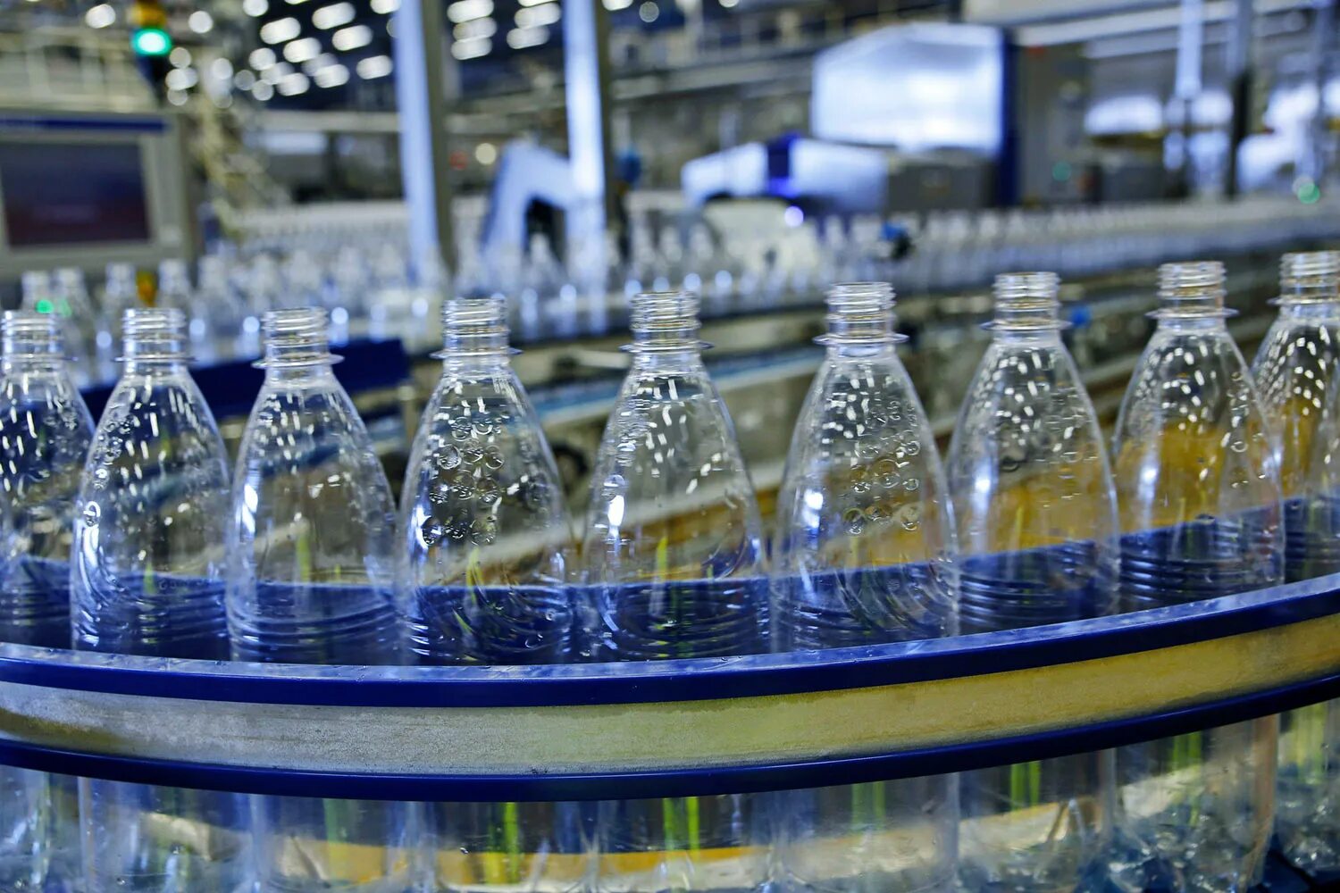 пластмасса бутылки. сдать пластиковые бутылки в спб. контейнер для сбора пластиковых бутылок. сдать пластиковые бутылки в спб. сдать пластиковые бутылки в спб.