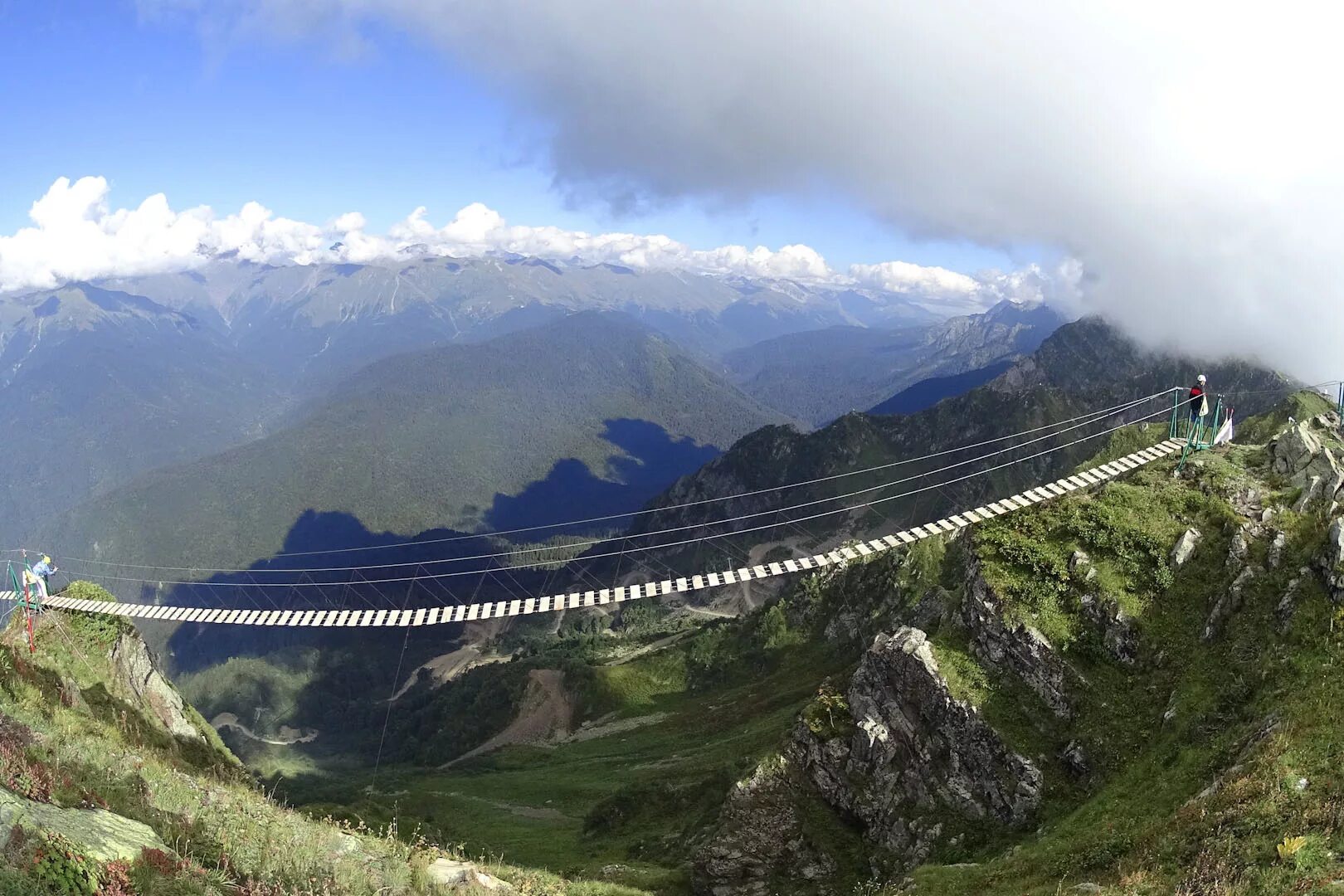 Навесной мост сочи роза пик. Сочи на отметке от уровня моря. Высокогорные качели роза пик. Высокогорные качели роза хутор. Аибга фуникулер.