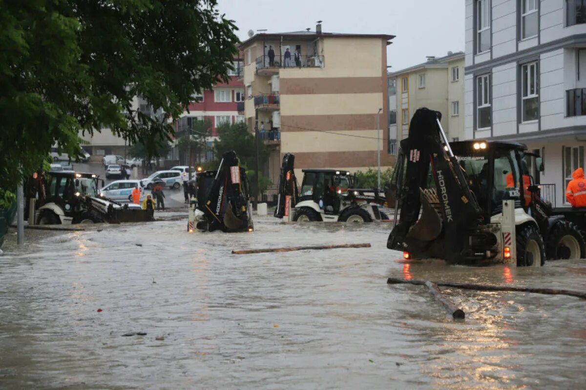 Потоп 3. Наводнение. Потоп в москве после дождя. Потоп на кирова во владикавказе по первому каналу. Нахабино затопило.