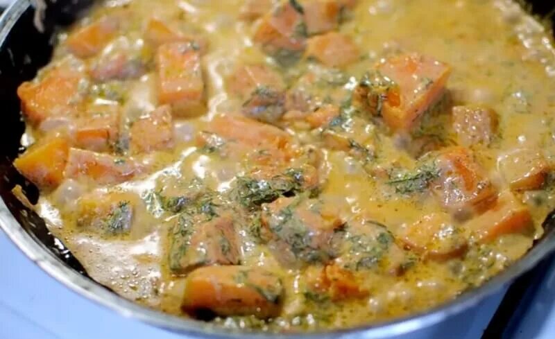 макароны с мячом в сметанном соусе. макароны на сковороде в сметанном соусе. спагетти со свининой в сметанном соусе. макароны на сковороде в сметанном соусе. макароны с куриной грудкой в сметанном соусе.