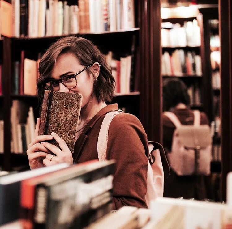 Фотосъемка книг. Девушка в библиотеке Эстетика. Девушка в книжном. Фотосессия с книгами в библиотеке
