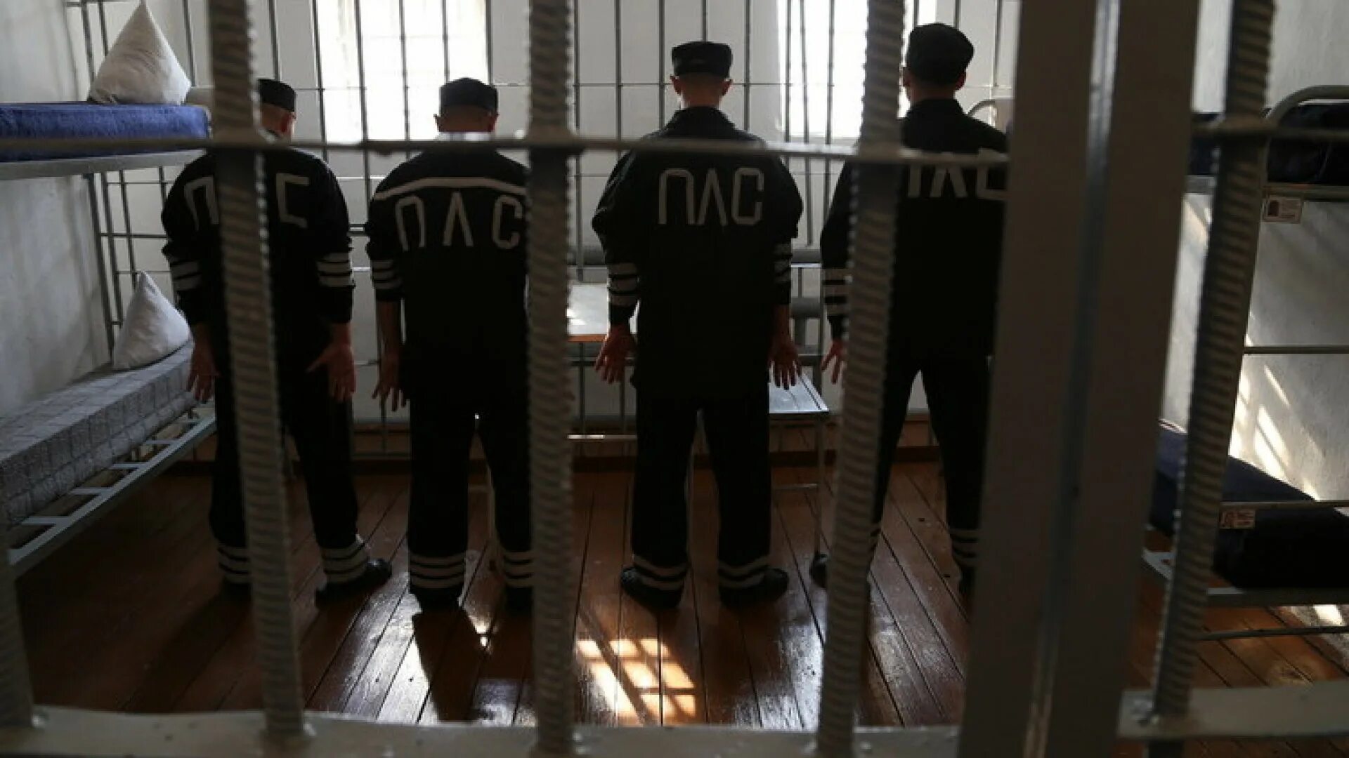 Фонтанчик с черным дельфином соль илецк. Черный дельфин казнь. Пожизненно осужденные черный дельфин. Черный дельфин казнь. Черный дельфин казнь.