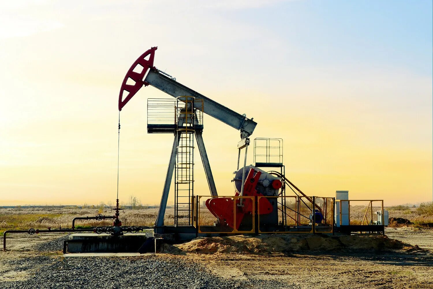 Добыча нефти январь 2025. Добыча нефти. нефтедобывающая промышленность. нефтяная вышка.
