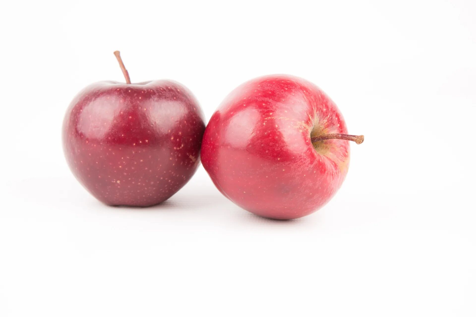 1 2 яблоко. Яблоки красные. Яблоко на белом фоне. Красное яблоко на белом фоне.