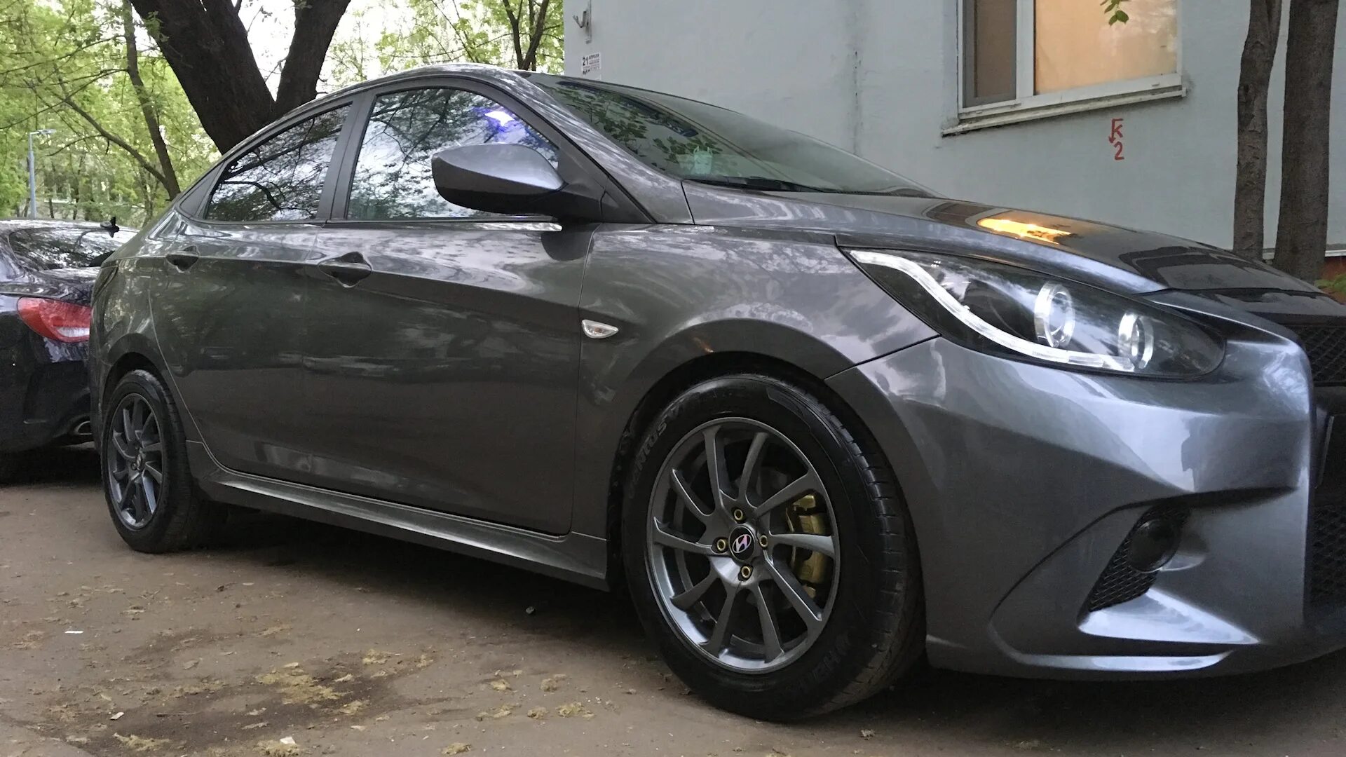 6. 6 2014 tuning. Диски hyundai solaris r16. Хендай солярис 2012 колеса. Хендай солярис на 17 дисках.