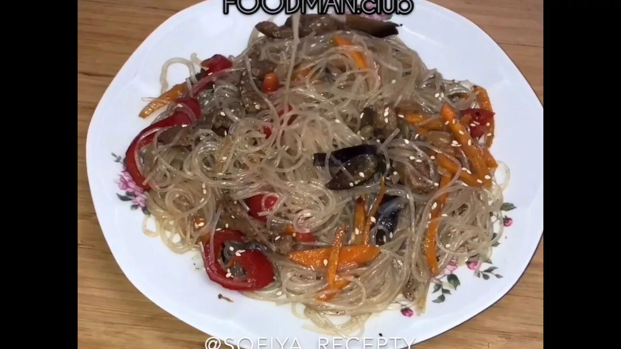 Как готовить фунчозу с соевым соусом. Фунчоза с курицей и овощами терияки. фунчоза с говядиной. фунчоза с соусом терияки. фунчоза терияки приготовление.