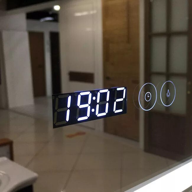 Зеркало с электронными часами. Часы на зеркале с подсветкой. Электронные часы в комнату. Настенные часы с подсветкой. Зеркало с часами как настроить часы