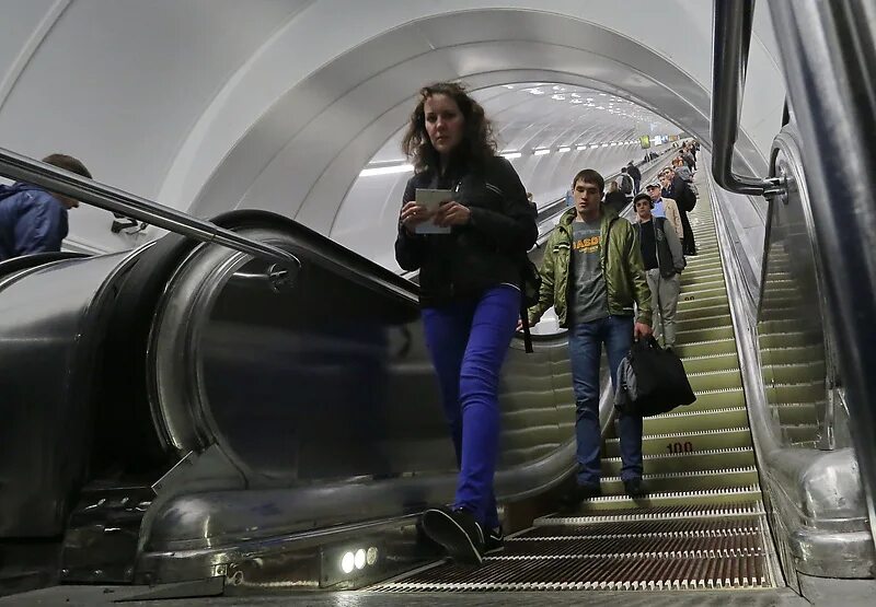 Когда выйдет следующая метро. Метро василеостровская эскалатор.