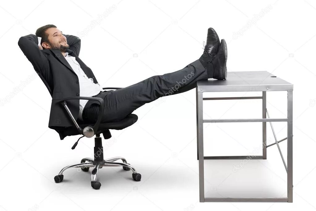 Мужчина кладет нога на ногу. Мужчина закинул ноги на стол. Человек облокотился на стол. Человек сидит закинув ноги на стол. Человек сидит на столе.