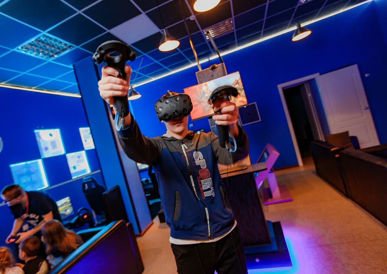 Развлекательный клуб. Виар мурманск. Шлем виртуальной реальности hp windows mixed reality headset. Квест центр зеленоград. Клуб виртуальной реальности.