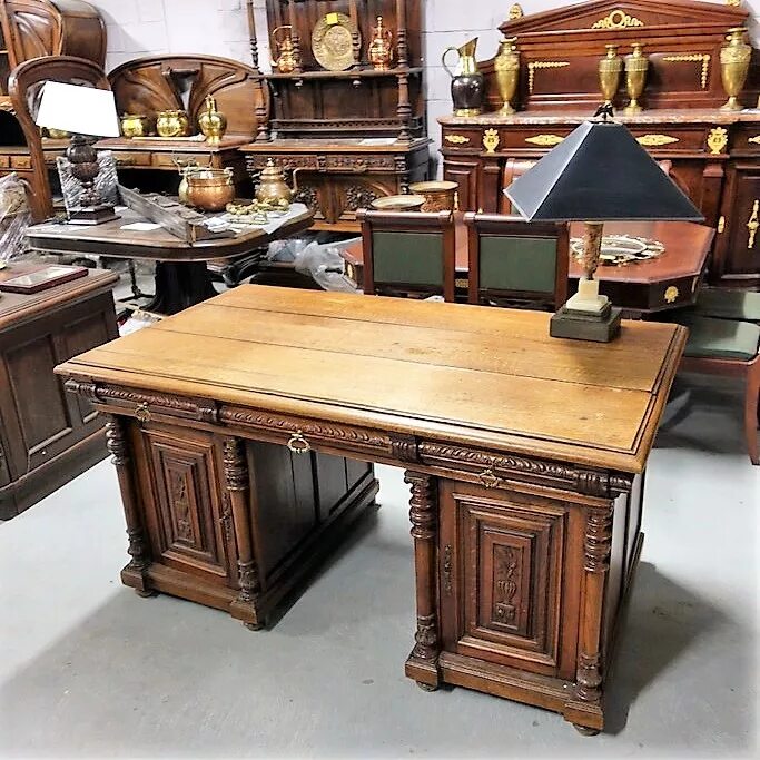 Резной кабинет. Старинный письменный стол. Старинный стол. Антикварный письменный стол. Кабинетный стол.