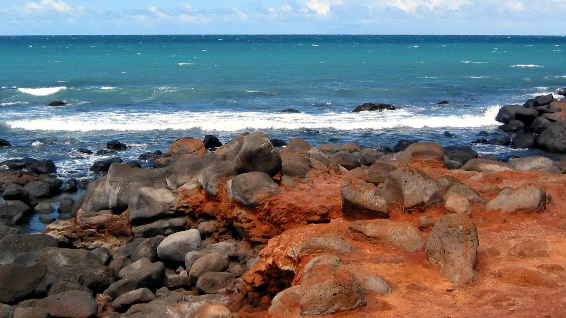 Море пляж галька. Черное море галечный берег. Море камни. Море скалы шторм крым. Красивые морские пейзажи.