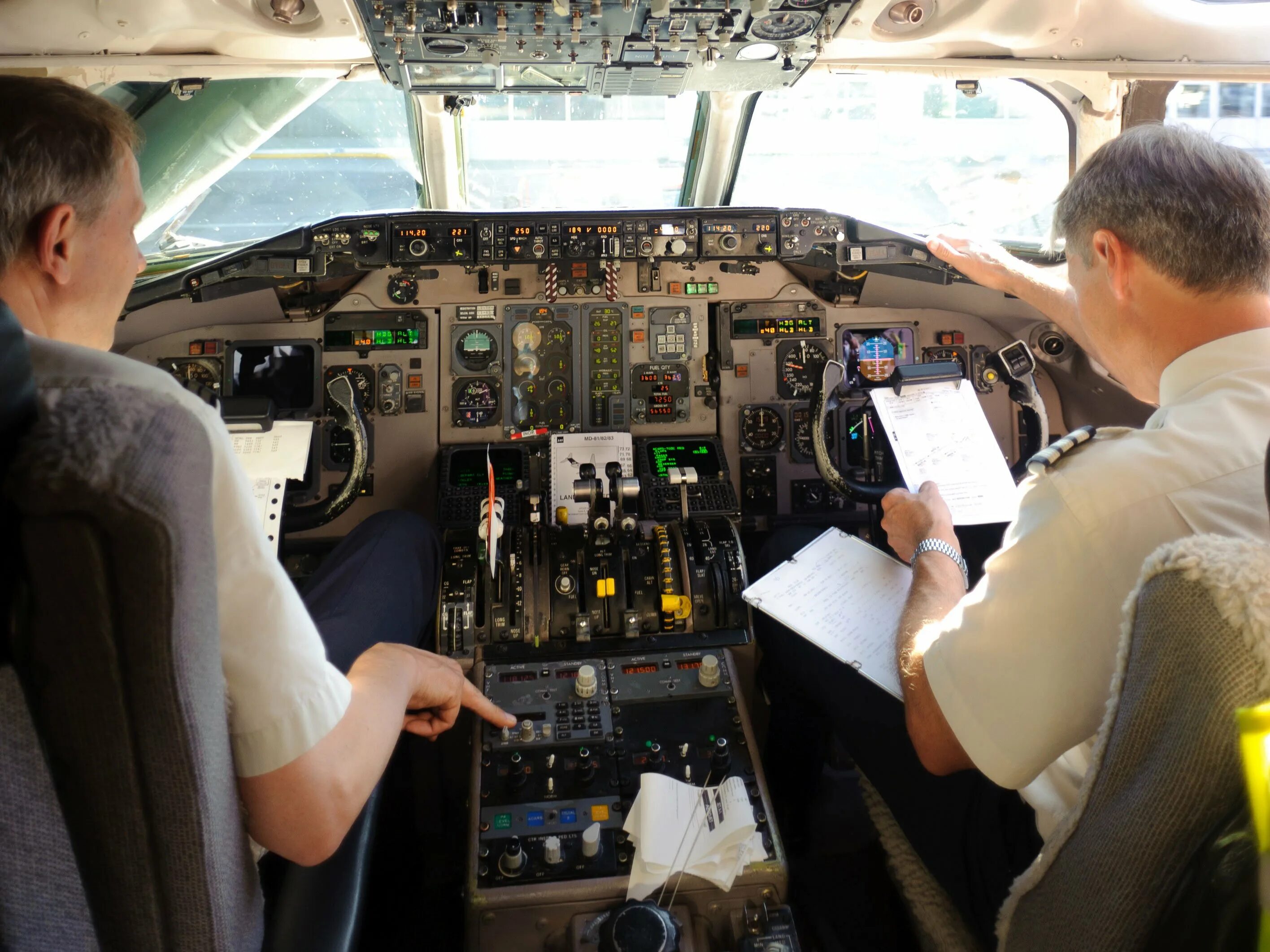 Радар пилота. Check pilot. Улучшение фото copilot. Женщины пилоты гражданской авиации. Летчик управляет самолетом.
