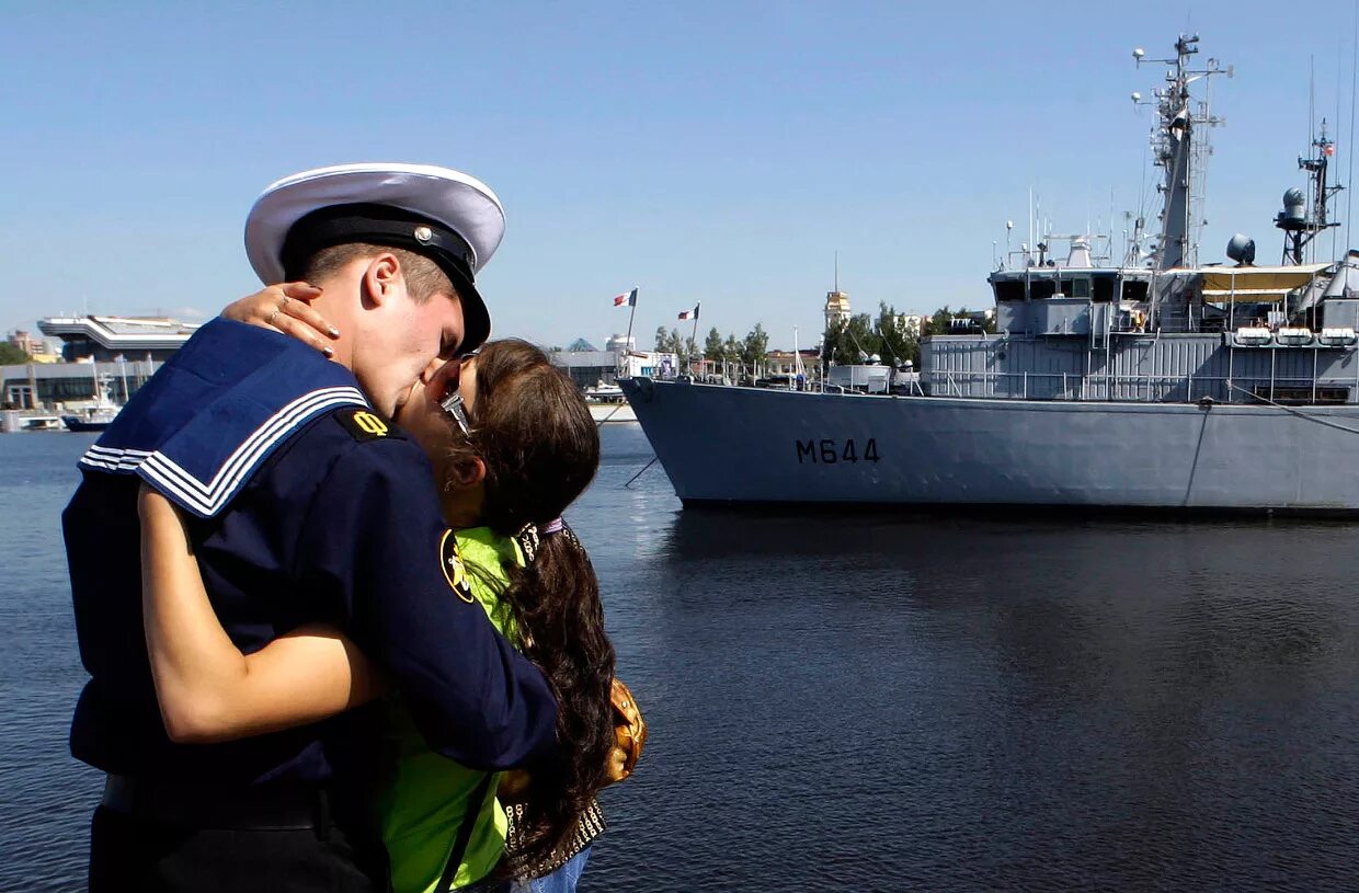 Что делает моряк. Девушка на корабле. Военный корабль с моряками. Моряк и девушка. Встреча моряка.