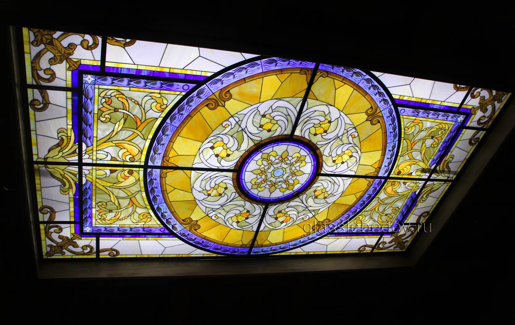 «павлины и голуби» жак грюбер витраж. витражи владимир есипов. наклейка на стекло витраж. потолочный витраж тиффани. подвесной витраж.