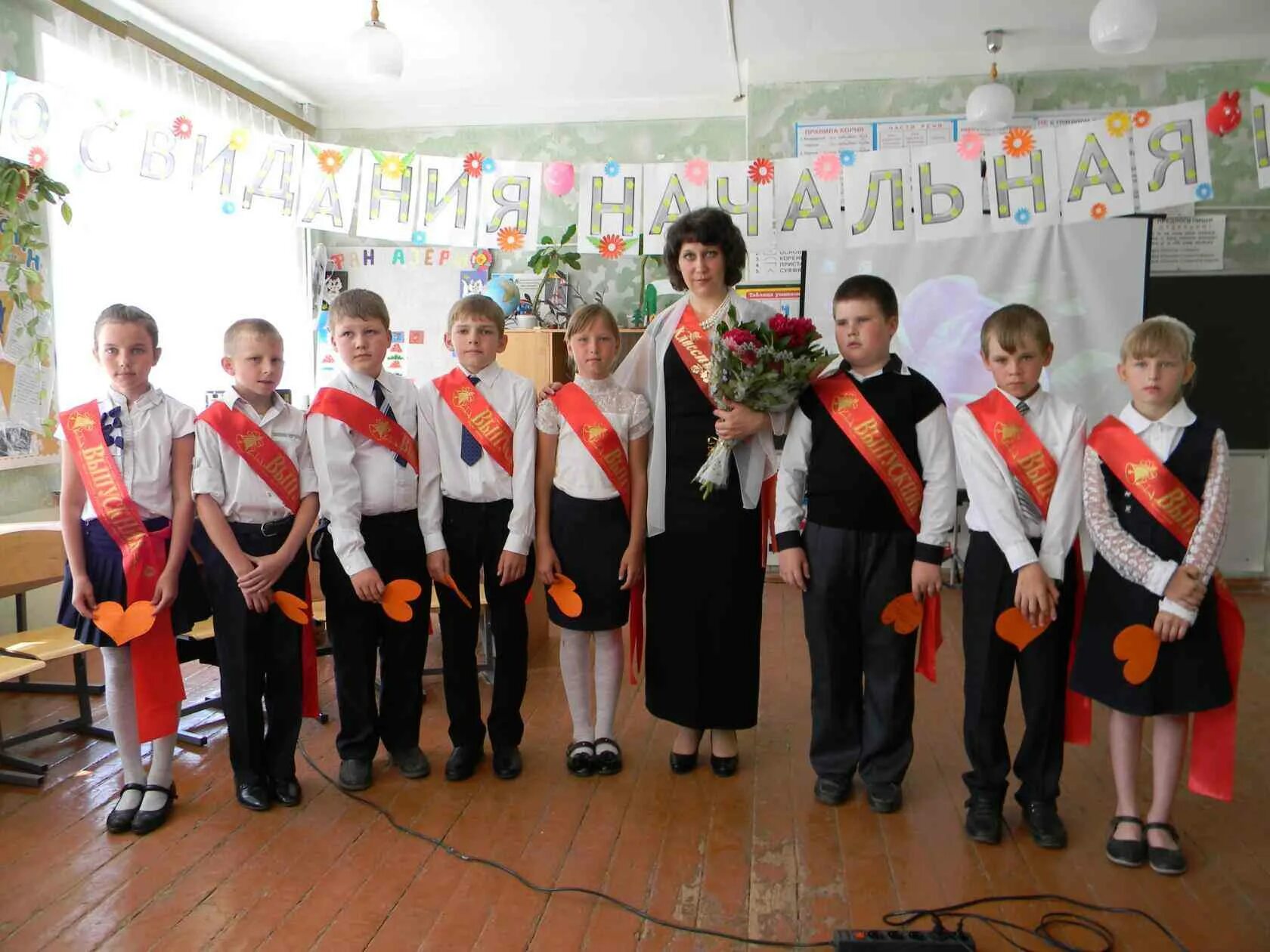Выпускники 4 класса. Выпускной начальной школы 4 класс. украшения для выпускного в школе 4 класс. украшения для выпускного в начальной школе 4 класс. украшение класса на выпускной 4 класс.