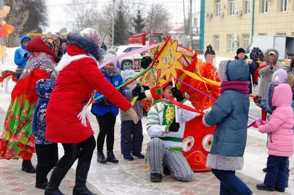 Масленица в средней группе на улице. Фестиваль Масленица Сухобузимо.. Уличные гуляния. Уличные гуляния на Масленицу. Масленичные гуляния в школе.