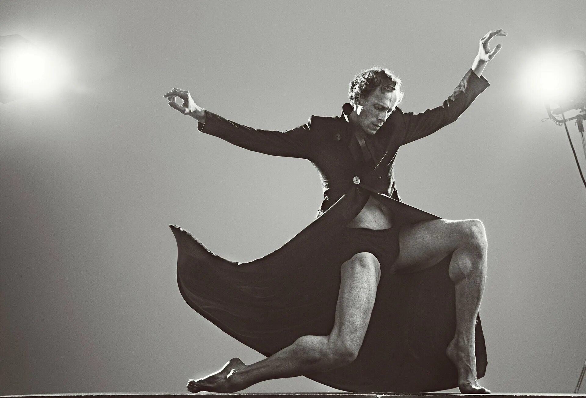 опен гангнам стайл. певец который умеет танцевать. элвис пресли во весь рост с микрофоном. танцующий певец.