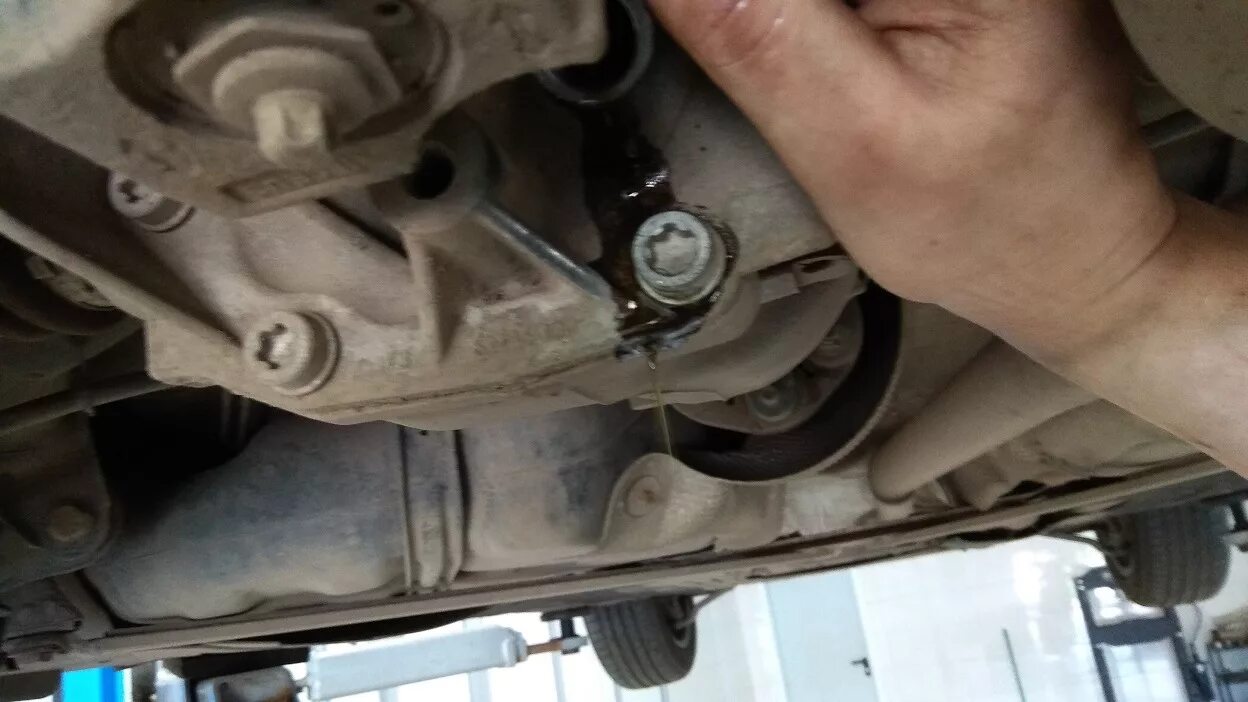 Замена масла газ 3307. Заливка масла в редуктор. Уаз 3303 заливная пробка заднего моста. 5 4wd масло раздатки. Как слить масло с редуктора.