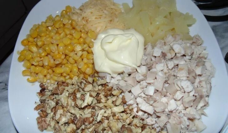 Салат с консервированными ананасами и курицей рецепт с фото пошагово - 1000.menu