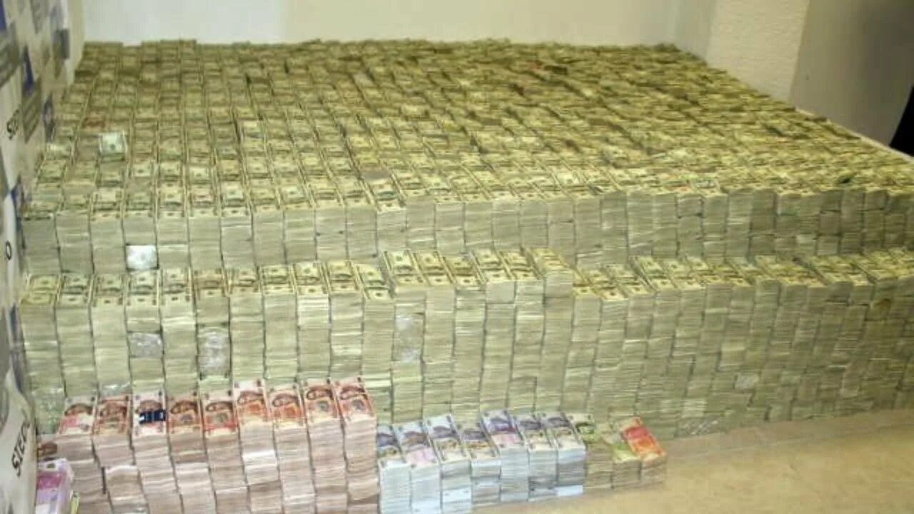 60 миллиардов рублей. Огромная куча денег. Комната с деньгами. Много денег. Миллион долларов.
