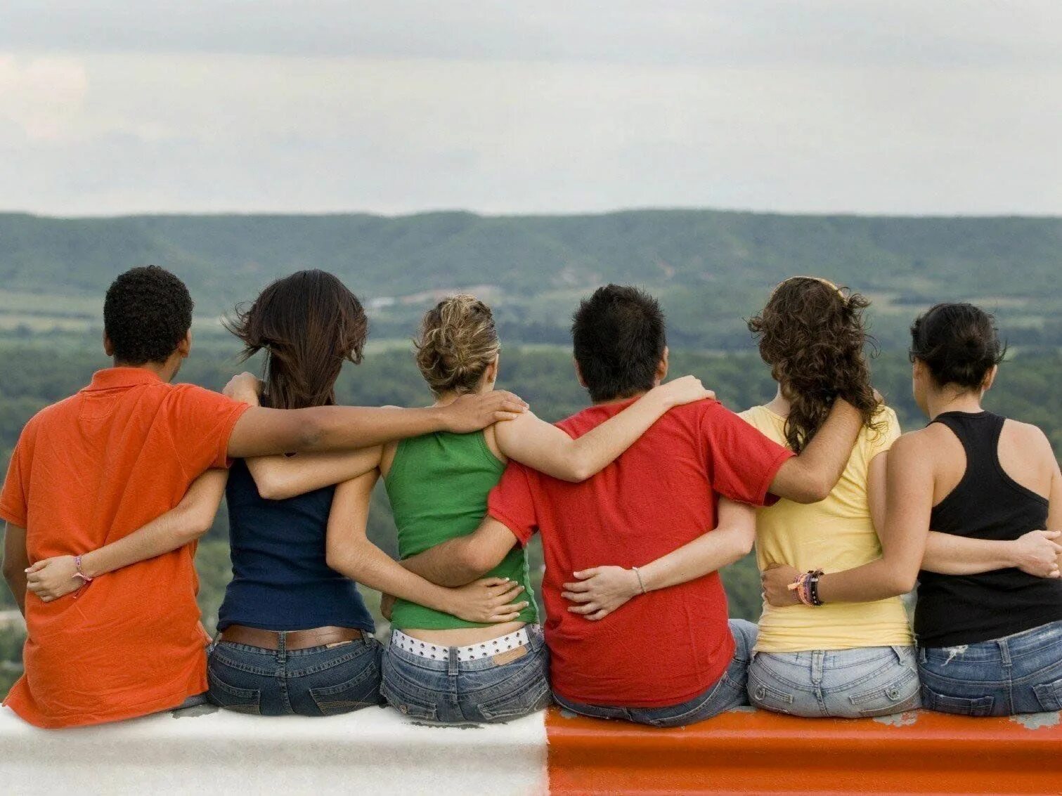 Друзья со спины. Хорошее отношение к людям. Дрим тим хаус участники 2022. Дружба в коллективе. С возрастом понимаешь что важно не количество друзей а качество.