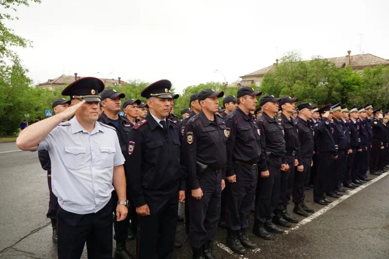 Полиция челябинск телефон. Сотрудники полиции Челябинск. Сотрудники полиции Аргуна. Сотрудники полиции Алушта. Сотрудник полиции при исполнении.