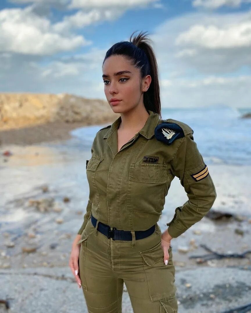 Девушка в камуфляже. Фотосессия в камуфляже. Девушка в военном слушать. Кейт рутман военная израиля. Девушки военные.