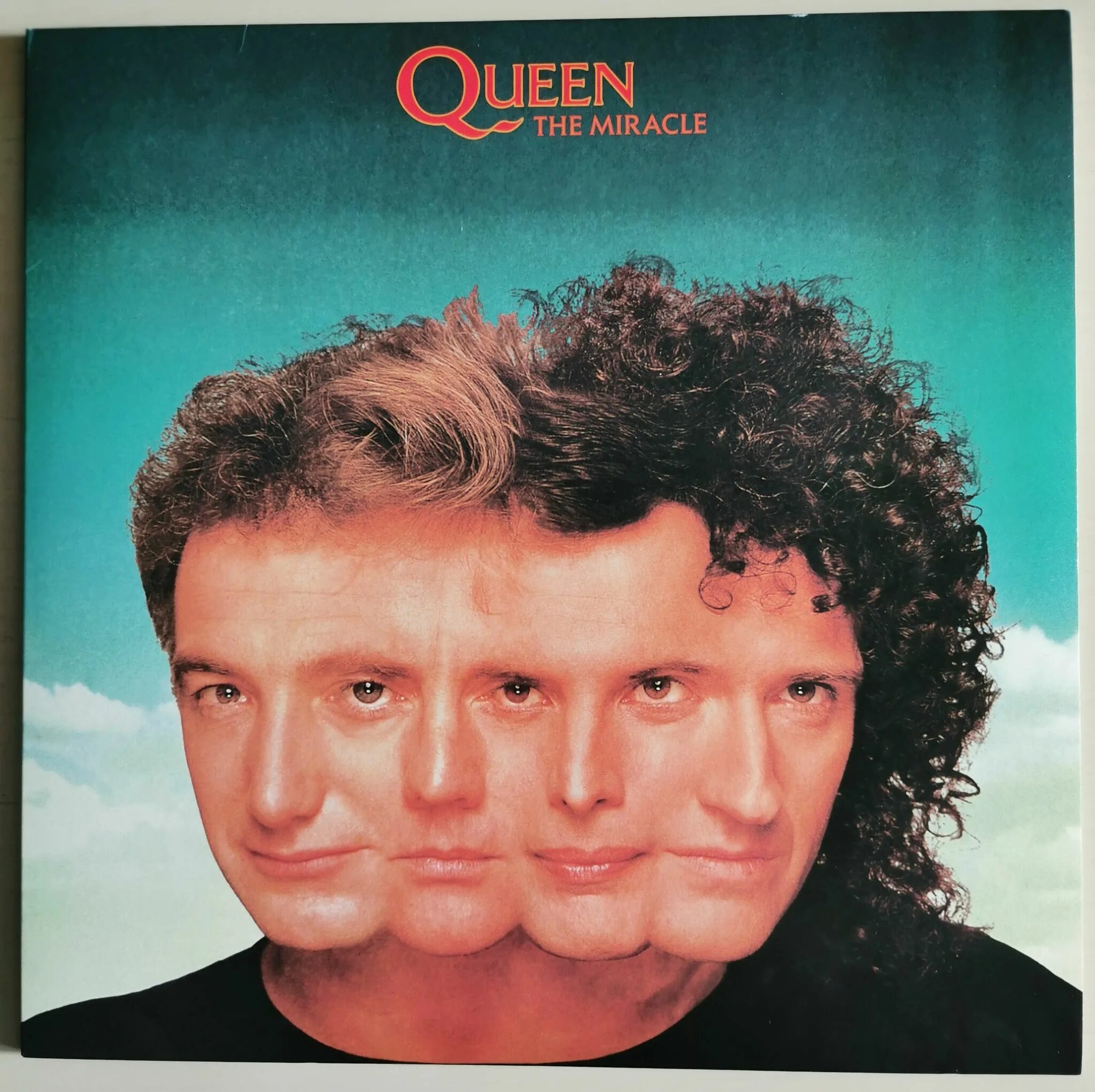 Вышел музыкальный альбом. Queen – the miracle. queen the miracle обложка cd. queen the miracle обложка альбома. группа квин 1989.