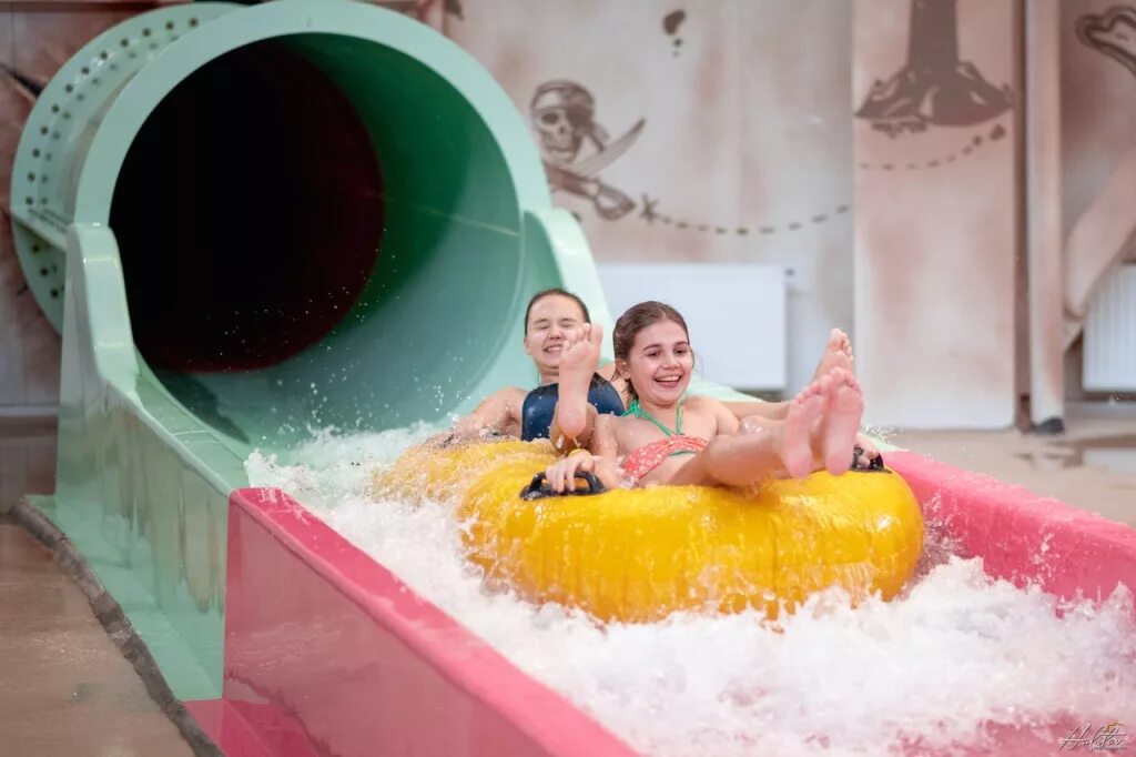 Дети в аквапарке. Детский аквапарк. Правила посещения аквапарка. Со скольки можно ребенку в аквапарк. Аквапарк кваквапарк москва.