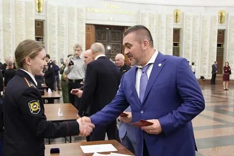Вручение производил