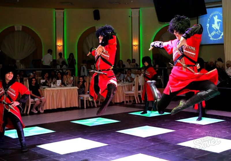 Костюм для лезгинки. Позиции рук в лезгинке. Танцы лезгинка в спб школа. Одежда для занятия кавказскими танцами. Кавказские танцы.