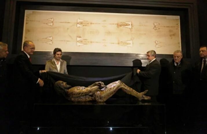 туринская плащаница трехмерная реконструкция. туринская плащаница последние исследования 2023. плащаница иисуса христа. туринская плащаница жак де моль. плащаница христа в турине.