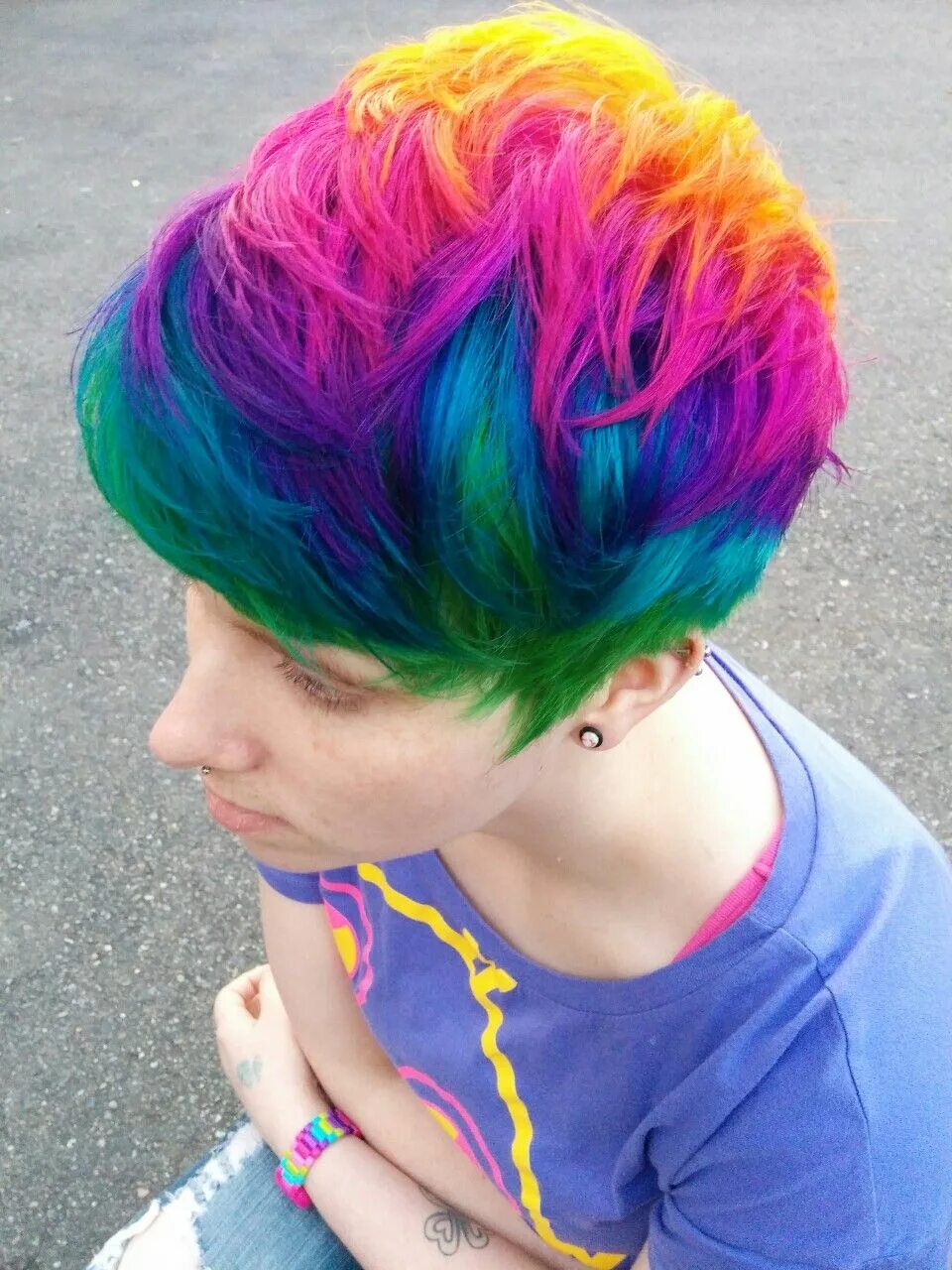 Розово зеленый мальчик. Разноцветные волосы у мальчиков. Радужные волосы. Цветные волосы у парней. Радужные прически.