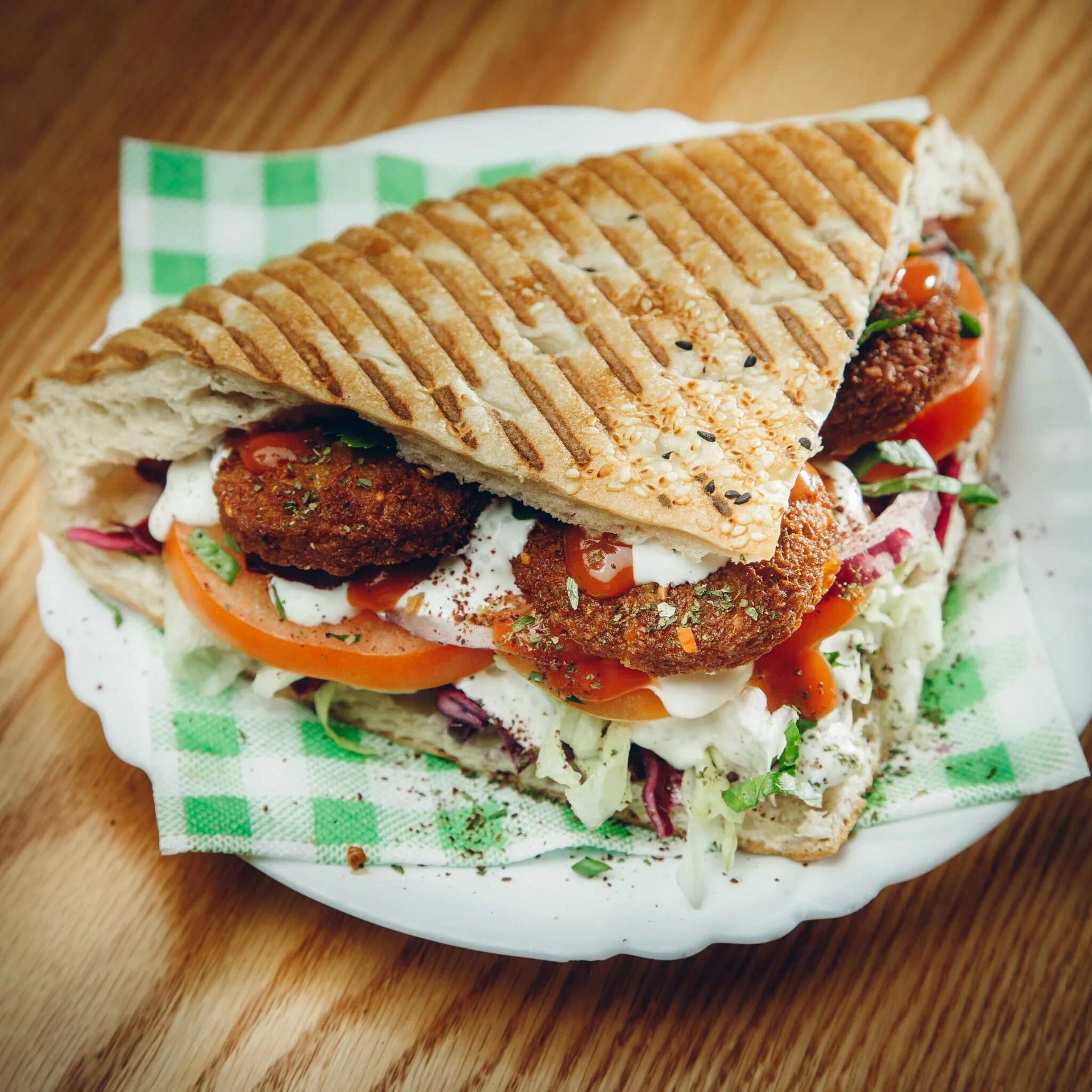 Подача шаурмы. Мясо и хлеб донер с телятиной. Шаурма. Шаурма красивая. Ролл кебаб.