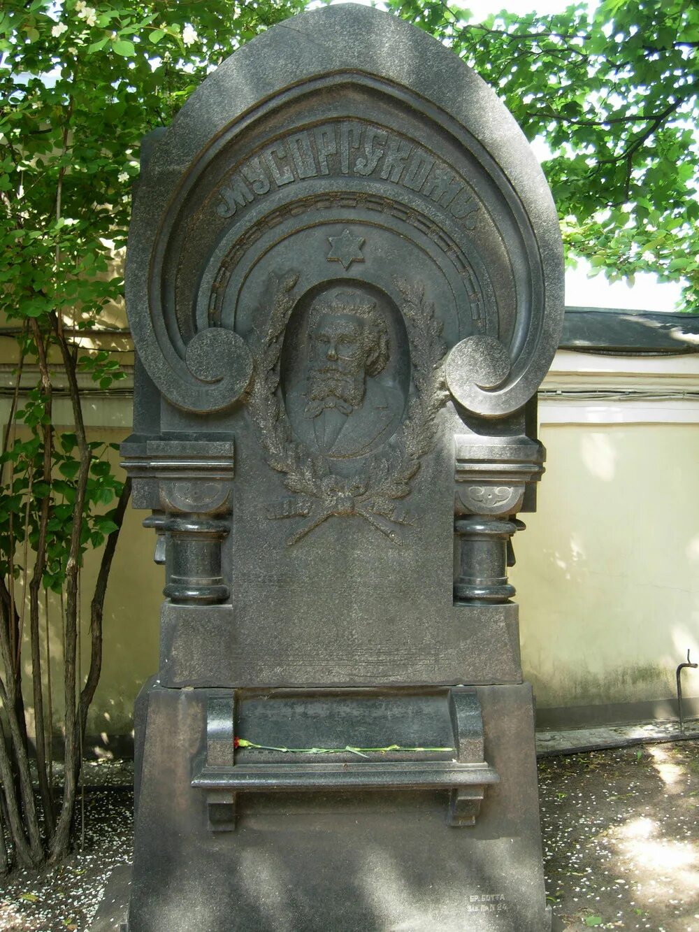 Петербург александро невская лавра некрополь. Тихвинское кладбище александро-невской лавры. Кто похоронен в александро невской. Александро-невская лавра могила достоевского. Александро-невская лавра санкт-петербург некрополь.