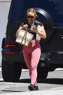 Curvy Ass Hilary Duff Pink Leggings.