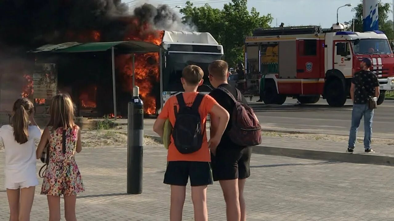 Сгорел автобус волгоград. Волгоград сгорел автобус. Автобус закипел на трассе. На трассе Москва Волгоград сгорел автобус. В Волгограде сгорел автобус Мем.