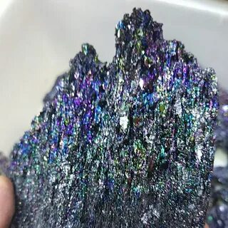 Черно серые кристаллы с фиолетовым металлическим блеском