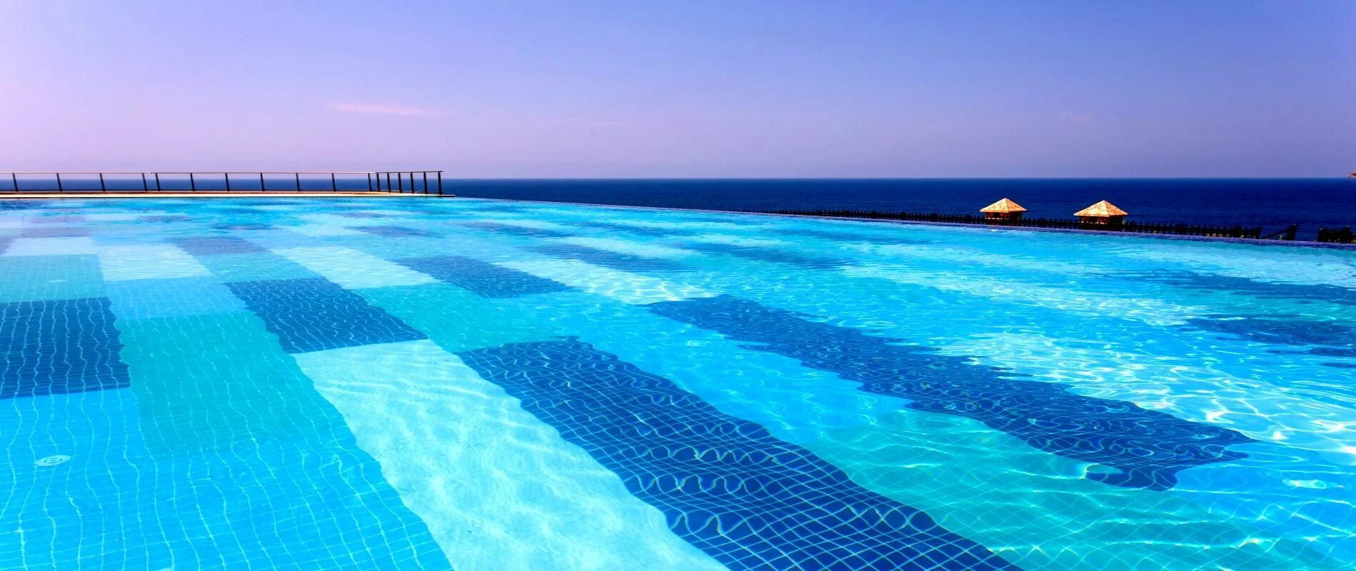 Инфинити бассейн турция. Много моря бассейн. Много моря бассейн. Открытый бассейн bondi icebergs. Море в китае.