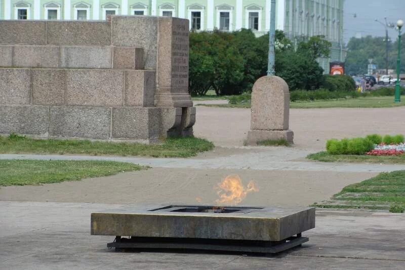 Марсово поле вечный огонь питер. Вечный огонь на марсовом поле. Вечный огонь на марсовом поле в санкт-петербурге. 6 ноября вечный огонь на марсовом поле. Вечный огонь марсово поле 1957.