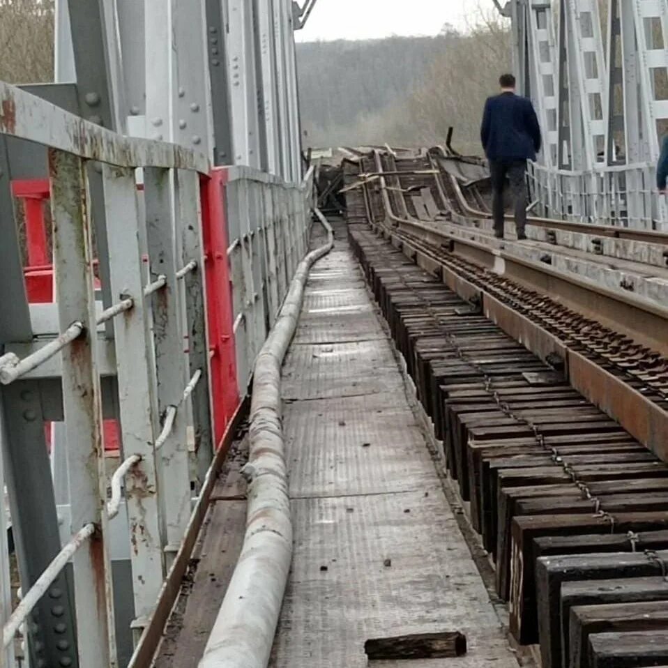 Почему не уничтожена железная дорога