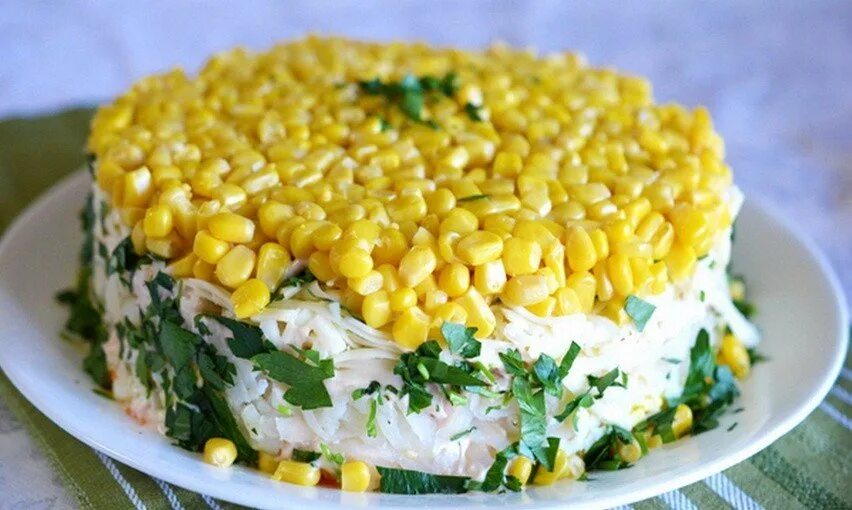 Консервированная кукуруза салаты рецепты с фото. Салат с кукурузой. Салат с кукурузой и яйцом. Слоеный салат с кукурузой. Салат курица грибы кукуруза.