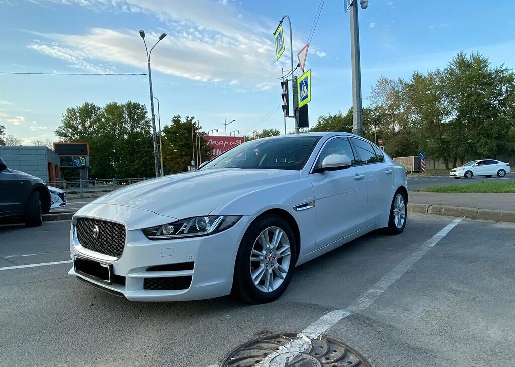 Автомобили с пробегом витебский. Jaguar XF. Xe Ягуар 17 год черниы. Ягуар иномарка нового года.