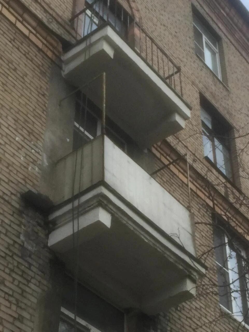 Балкон является собственностью. Аварийный балкон. подшивки плиты балкона. торец балконной плиты. усиление аварийного балкона.