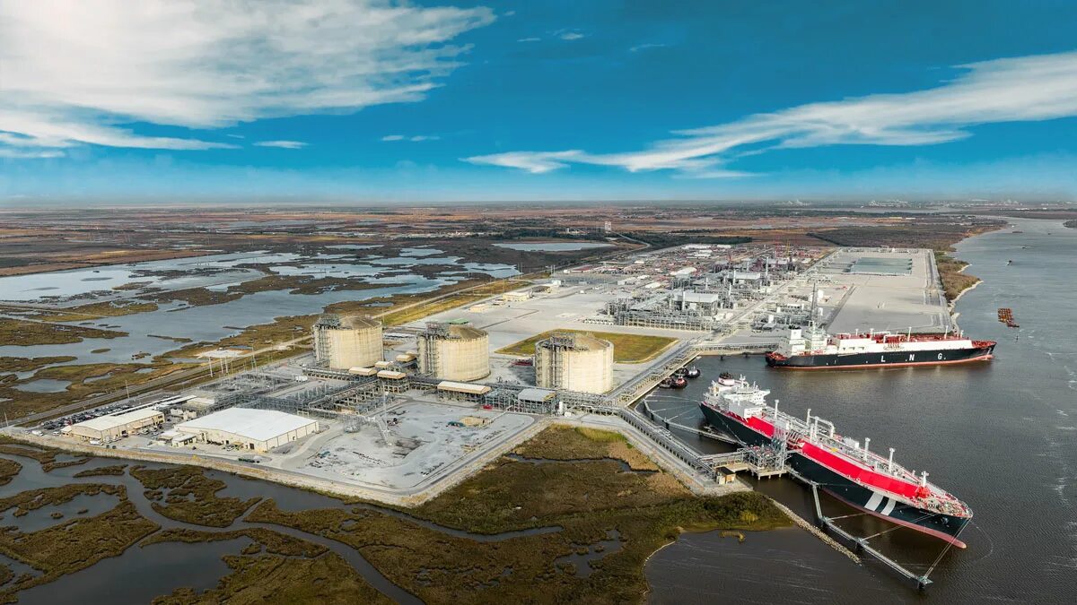 New fortress energy (nfe) and ocean point terminals. Lng with sun panels. Авианосец в панамском канале. Судно-терминал exemplar. Терминал спг dutch gate в порту роттердама.