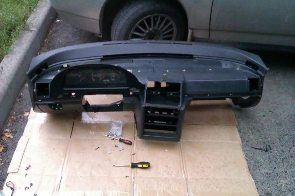 Крепление торпеды 2110. Как поменять панель на 2110. Крепление панели приборов ваз 2110. Торпеда ваз 2110. Торпеда ваз 2110.