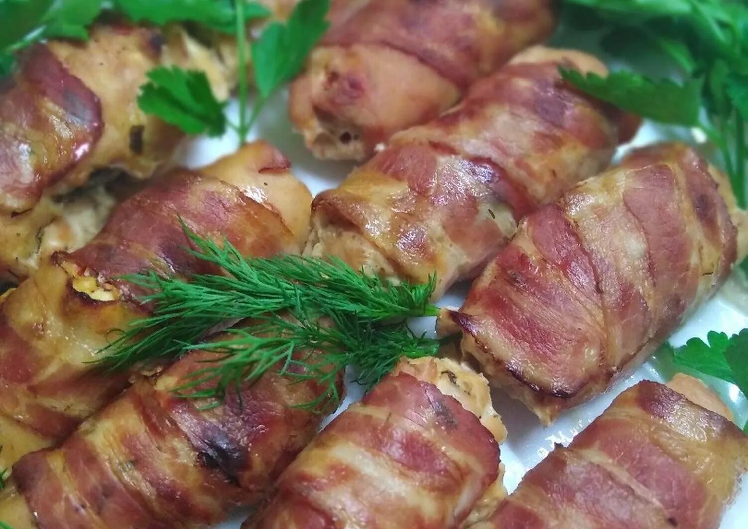 Рецепт куриного филе в беконе в духовке. Куриные рулетики в беконе. рулетики из курицы в беконе. рулетики с беконом в духовке. рулетики с беконом и кабачком.